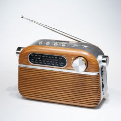 Radio przenośne z oldschoolowym designem